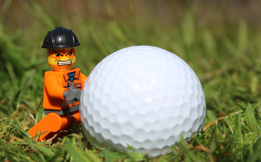 ゴルフボールを運ぶフィギュアの写真